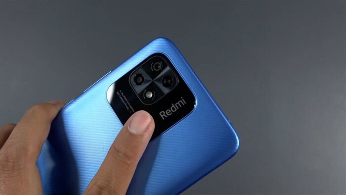 Khu vực đặt cảm biến vân tay giúp người dùng dễ dàng tiếp cận