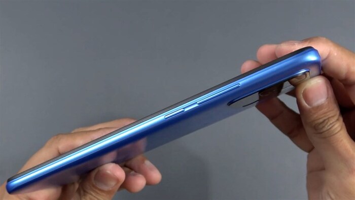 Cạnh phải Redmi 10C gồm phím nguồn, cụm phím tăng/giảm âm lượng