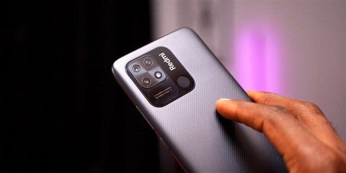 Khung hình vuông được chia thành các khu vực như cụm camera, tên dòng sản phẩm và cảm biến vân tay