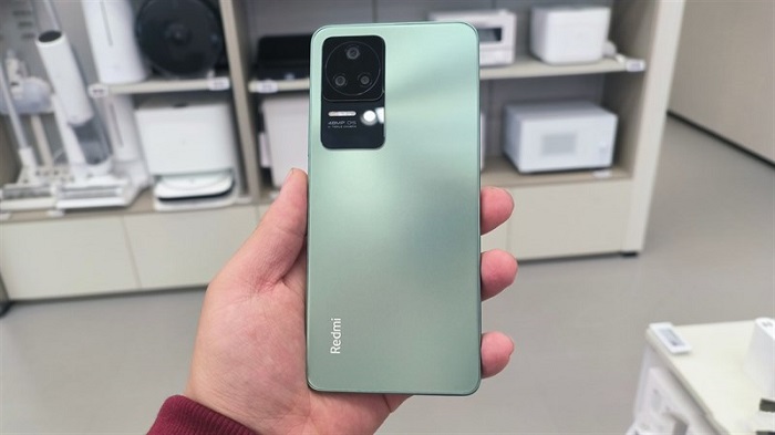 Redmi K40S được thiết kế vuông vắn và cứng cáp