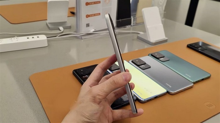 Cạnh trái trơn nhẵn không có phím vật lý nào