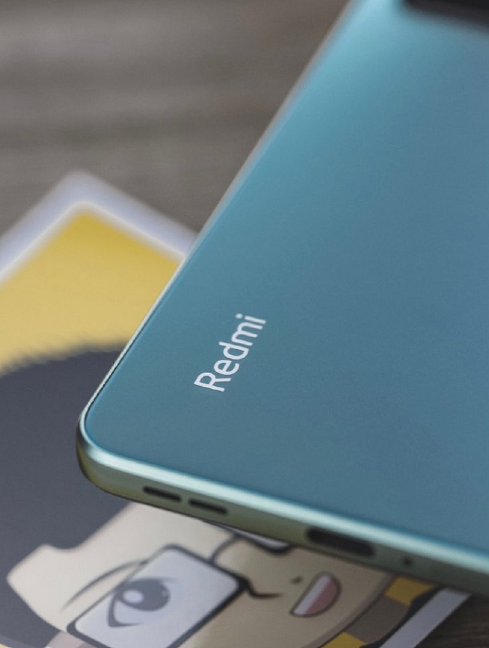 Cạnh đáy gồm loa ngoài, cổng USB-C, mic thu âm và khay đựng SIM