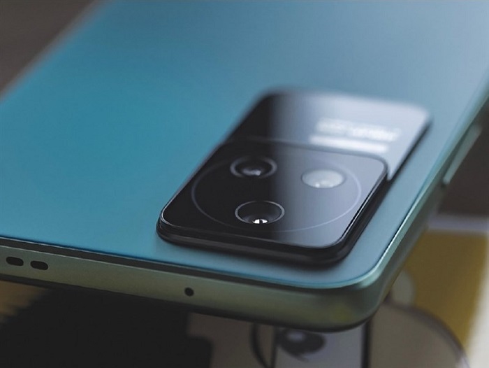 Đỉnh máy có loa ngoài và cổng hồng ngoại