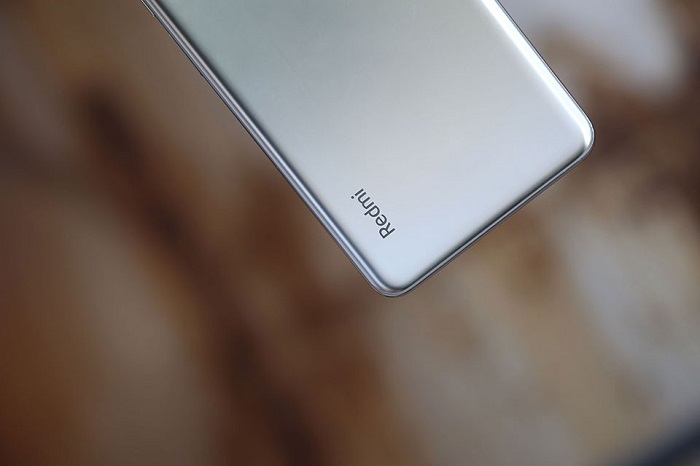 Các đường nét được gia công rất tỉ mỉ, logo Redmi được đặt góc trái quen thuộc