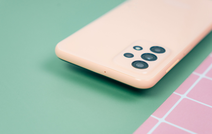 Phía trên của máy chỉ có mic phụ thứ 2 hỗ trợ đàm thoại tốt hơn