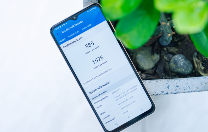 Geekbench máy đạt được 385 điểm đơn nhân và 1576 điểm đa nhân