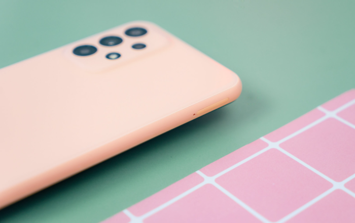 Phần mặt lưng máy được làm từ nhựa bóng