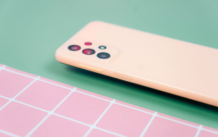 Cạnh bên phải máy và các phím trợ năng