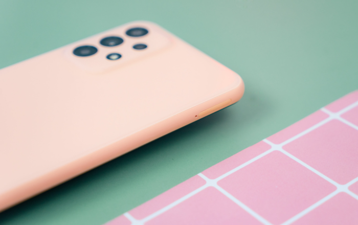 Cạnh trái máy là khe đựng SIM