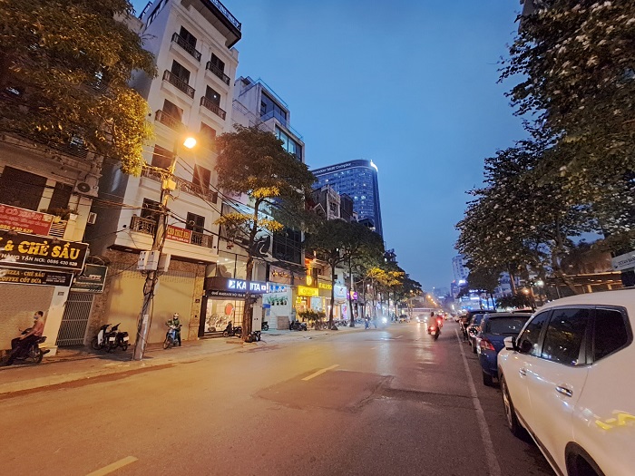 Ảnh chụp đêm chất lượng ổn trong phân khúc. Có noise xuất hiện nhưng các chi tiết vẫn được giữ lại