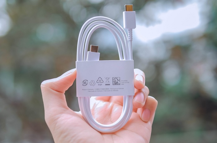 Galaxy A53 5G không có củ sạc đi kèm. Chỉ có dây cáp sạc, que chọc SIM và sách hướng dẫn sử dụng