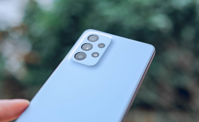 Cụm camera sau của Samsung A53 5G nổi bật trên mặt lưng