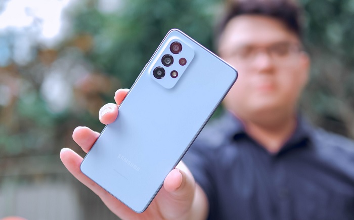 Cầm Galaxy A53 5G không nặng, không nhẹ, rất vừa tay và chắc chắn