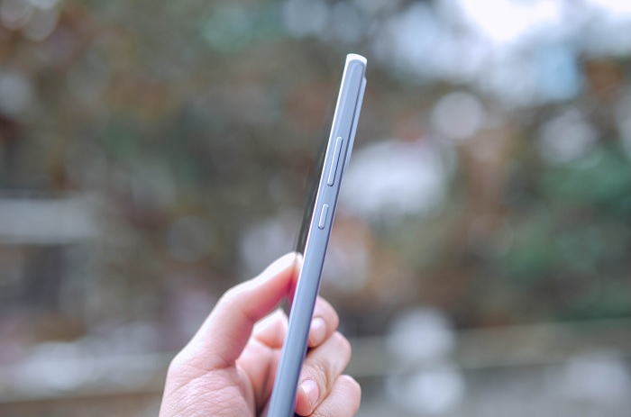 Cạnh phải được bố trí phím tăng giảm âm lượng và nút nguồn