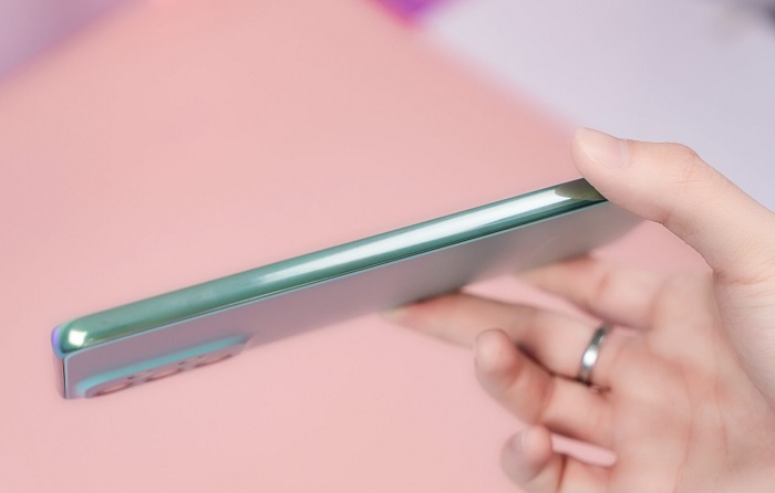 Cạnh trái của Galaxy A73 5G