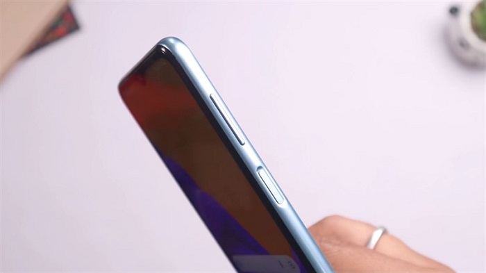 Cạnh phải được bố trí nút nguồn kiêm cảm biến vân tay và phím tăng giảm âm lượng
