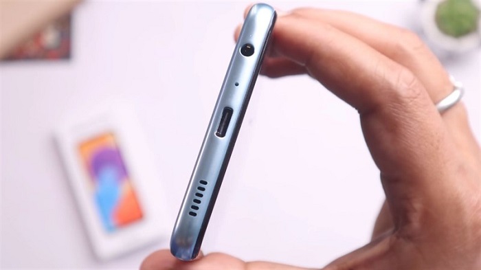 Cạnh đáy gồm loa ngoài, cổng sạc USB Type-C, mic thoại và jack tai nghe 3.5 mm