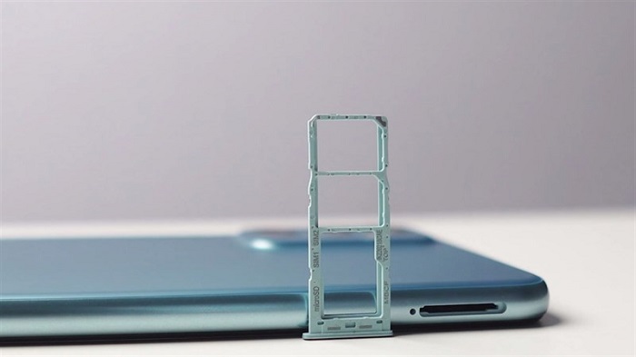 Cạnh trái được bố trí khay sim và thẻ nhớ ngoài