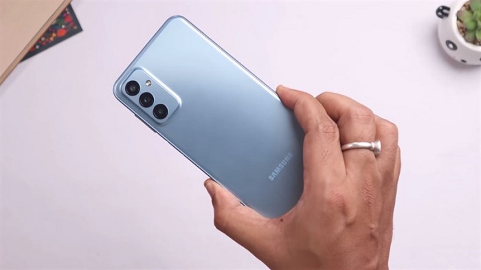 Samsung F23 5G cho trải nghiệm cầm nắm rất thoải mái