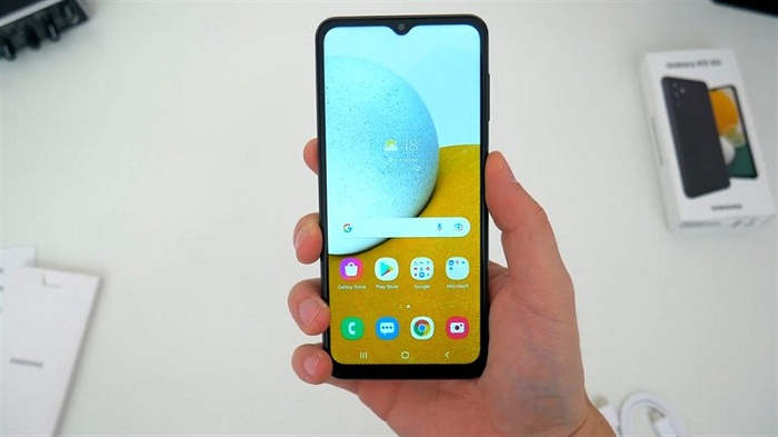 Galaxy A13 5G có tần số quét 90 Hz giúp thao tác vuốt chạm trở nên mượt mà hơn