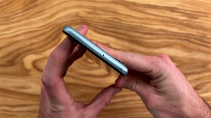 Cạnh trên có thêm 1 cổng micro giúp thu âm tốt hơn