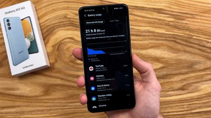 Viên pin 5.000 mAh  cho thời lượng sử dụng lên đến 2 ngày, hỗ trợ sạc nhanh 15W
