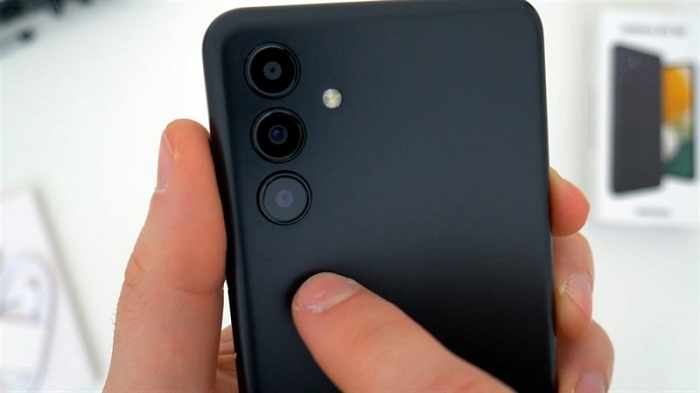 Galaxy A13 5G được trang bị cụm 3 camera sau