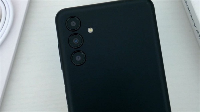 Cách bố trí camera này khiến chúng ta liên tưởng đến mẫu Galaxy S22 Ultra vừa ra mắt