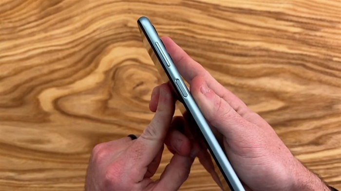 Cạnh phải máy là phím tăng giảm âm lượng và nút nguồn tích hợp cảm biến vân tay