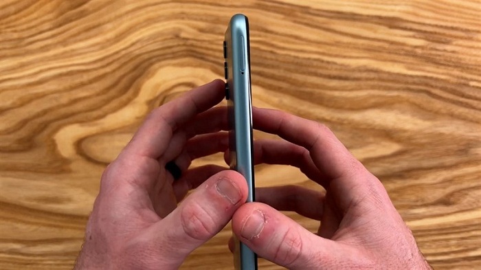 Cạnh trái là khe SIM