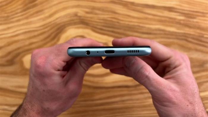 Cạnh đáy gồm jack cắm tai nghe 3.5 mm, micro, cổng sạc USB Type-C và loa ngoài