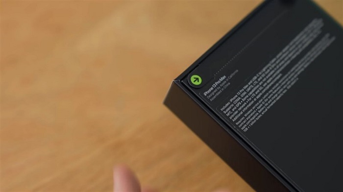 Đáy hộp vẫn là một vài thông số và miếng seal hướng dẫn mở hộp