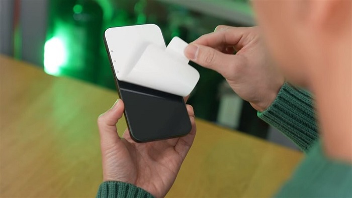 Bóc miếng dán bảo vệ màn hình ra