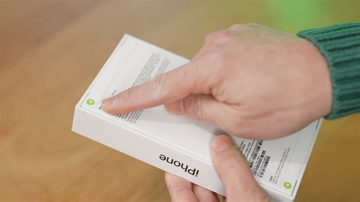 Mặt sau hộp đựng iPhone 13