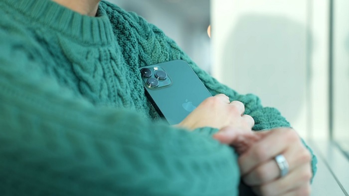 Trên tay iPhone 13 Series xanh lá