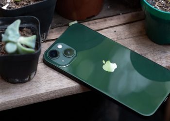 Trên tay iPhone 13 phiên bản màu Green