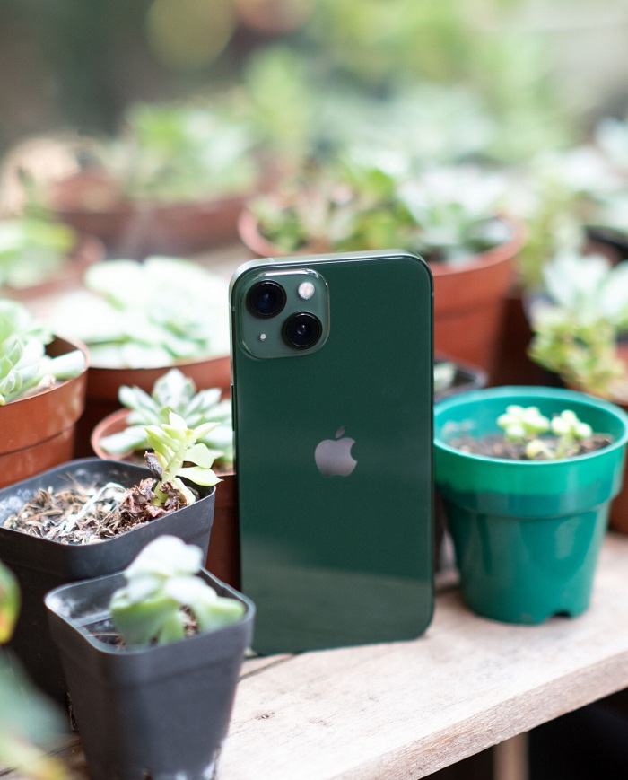 Mặt lưng được làm bóng nên rất dễ bám mồ hôi và dấu vân tay