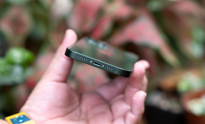 Cạnh dưới là nơi đặt cổng sạc Lightning và dải loa