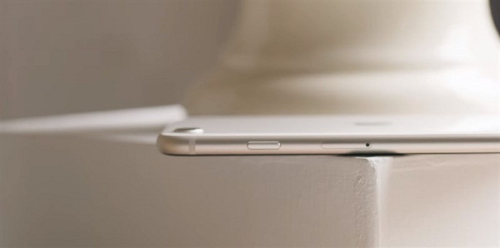 Cạnh phải là nơi chứa phím nguồn và khay đựng SIM