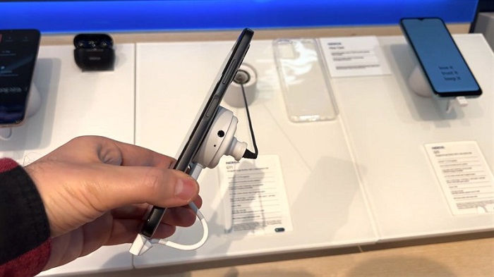 Cạnh phải phím nguồn và cụm phím tăng giảm âm lượng