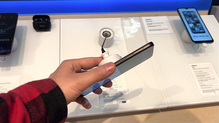 Cạnh trái là khe SIM và nút gọi trợ lý ảo Google Assistant