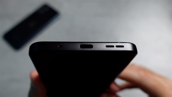 Cạnh đáy là cổng sạc USB-Type C, loa ngoài và một lỗ micro