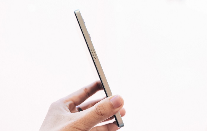 Cạnh phải là vị trí của nút nguồn