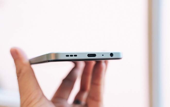 Cạnh dưới được trang bị loa ngoài, cổng USB Type-C, micro và jack 3.5mm