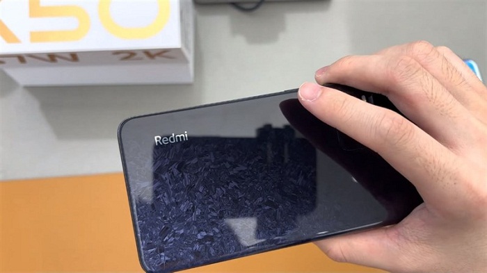 Mặt lưng kính vỡ độc đáo