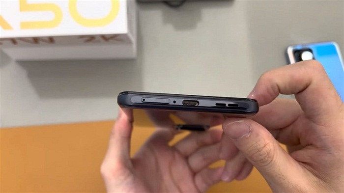Cạnh dưới gồm loa ngoài, khe đựng SIM, mic thu âm và cổng sạc USB Type-C