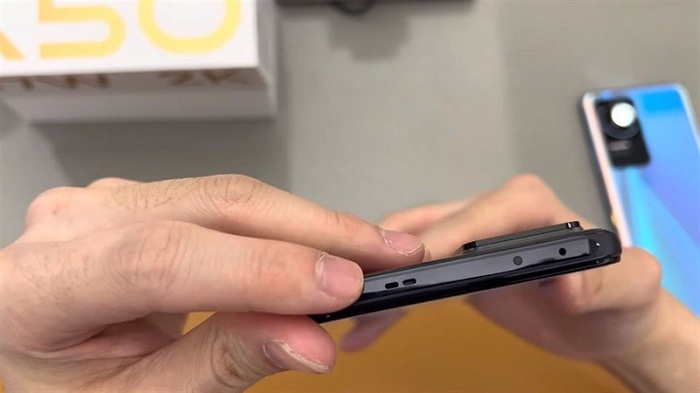 Cạnh trên là loa phụ thứ 2, mic phụ và mắt hồng ngoại