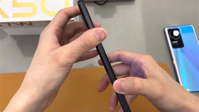 Cạnh trái hoàn toàn trống trơn