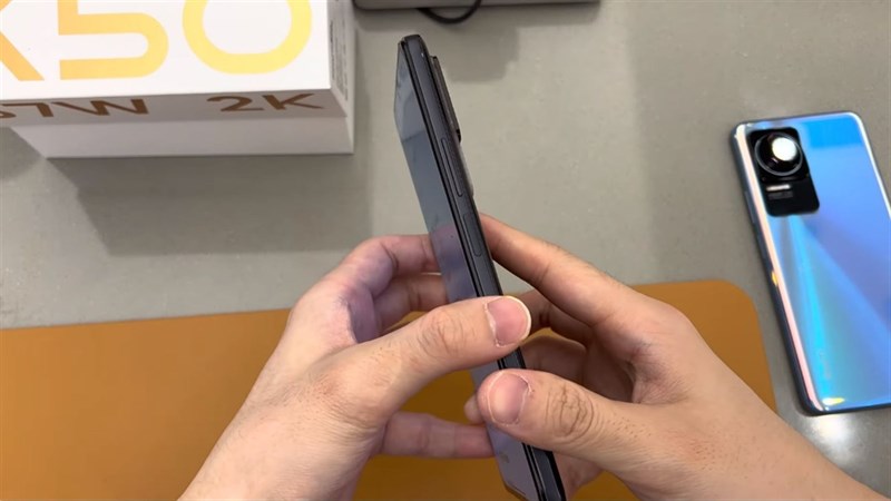 . Cạnh phải là nơi đặt phím nguồn và phím tăng/giảm âm lượng