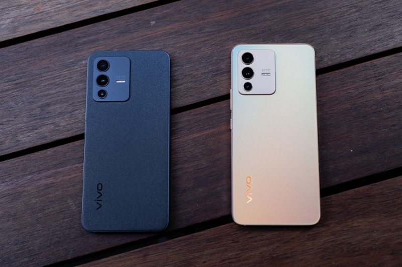 vivo V23 5G nổi bật với ngôn ngữ thiết kế sang trọng và mặt lưng sử dụng công nghệ kính quang học độc đáo